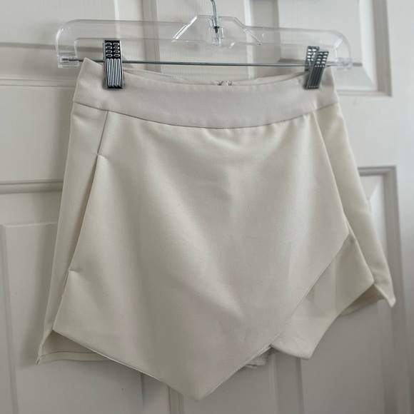 Aqua Ultra Mini Asymmetric Hem Skort XS White - Picture 4 of 15